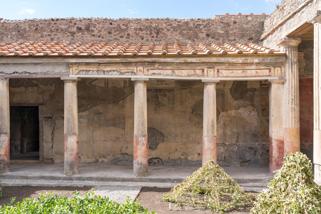 V.2.i Pompeii. March 2023. Room 23, peristyle. Looking west in north-west corner. Photo courtesy of Johannes Eber.