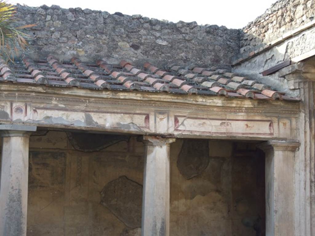 V.2.i Pompeii. December 2007. Room 23, Rhodian peristyle on west side showing difference in height of columns and different style columns.