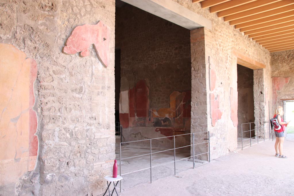 V.2.i Pompeii.  October 2023. 
Peristyle 23, looking east along north portico, with doorway to tablinum 7, in centre, and room 24, on right. Photo courtesy of Klaus Heese.