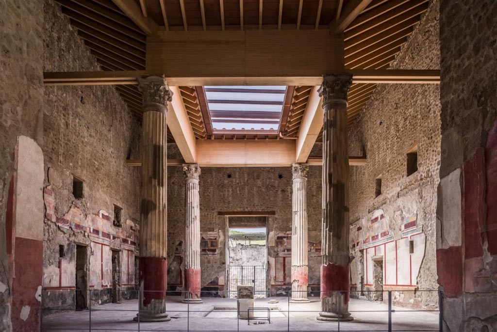 V.2.i Pompeii. July 2023. Room 7, tablinum looking north through atrium 1 to entrance and showing restored roof with new materials.
Photograph © Parco Archeologico di Pompei.
