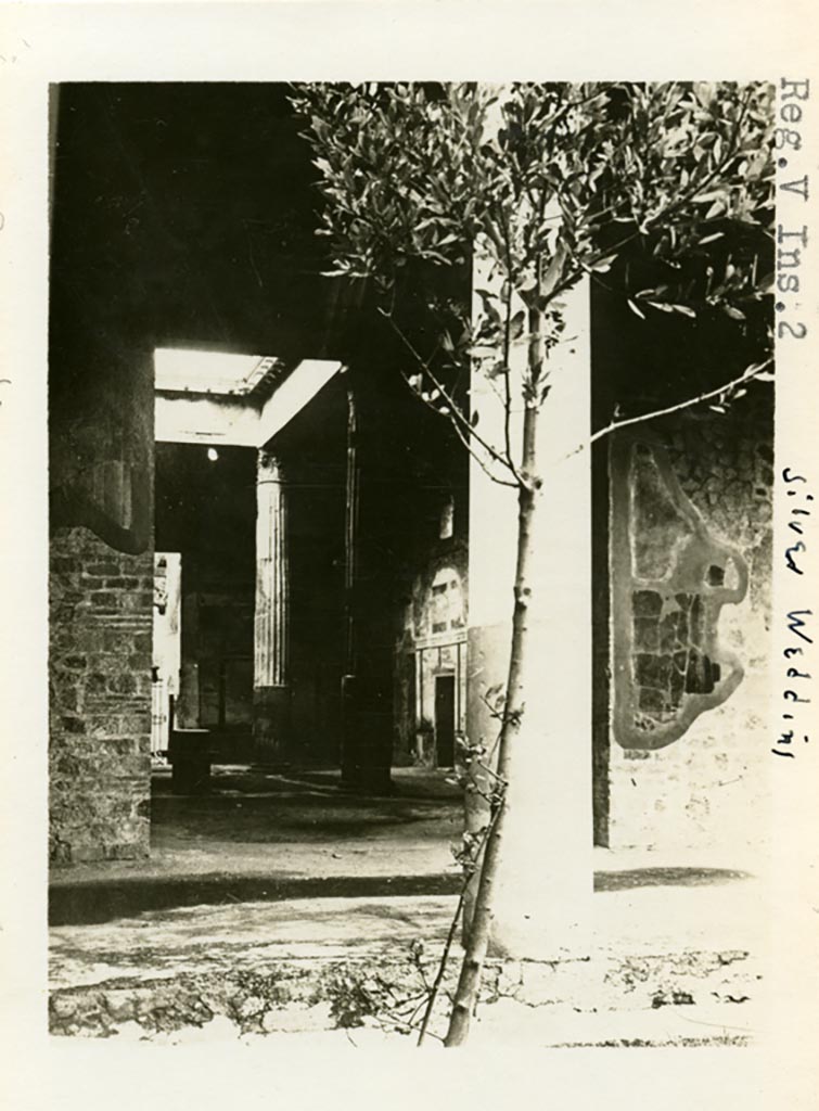 V.2.i, Pompeii. Pre-1937-39. Looking north from north portico towards atrium and entrance doorway.
Photo courtesy of American Academy in Rome, Photographic Archive. Warsher collection no. 502.