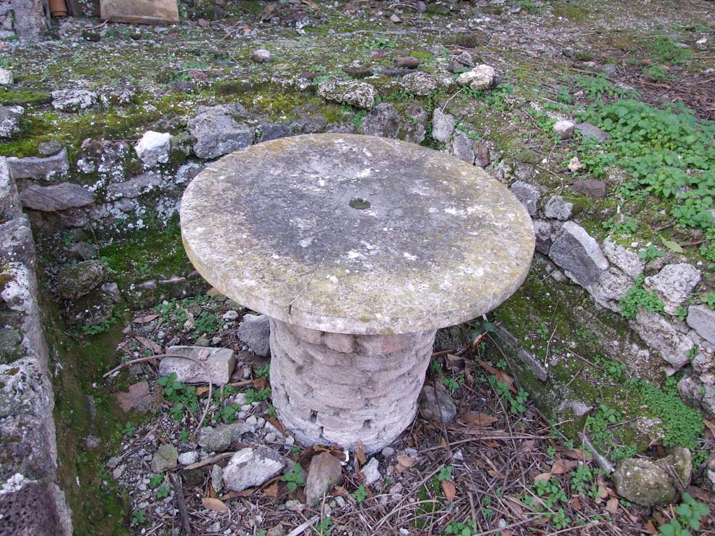 V.2.i Pompeii. December 2007. Room 25, table in centre of triclinium, with a fountain pipe at its centre.