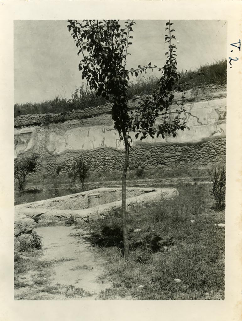 V.2.i, Pompeii. Pre-1937-39. Looking east across the garden area towards pool on east side of triclinium.
Photo courtesy of American Academy in Rome, Photographic Archive. Warsher collection no. 1751a.