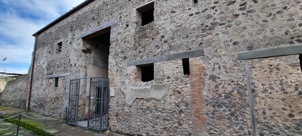 V.2.i Pompeii. December 2023. 
Looking east to entrance doorway on south side of Vicolo delle Nozze d’Argento. Photo courtesy of Miriam Colomer.