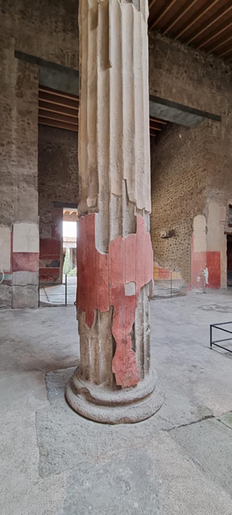 V.2.i Pompeii. December 2023. 
Room 1, detail of column in south-east corner of atrium. Photo courtesy of Miriam Colomer.