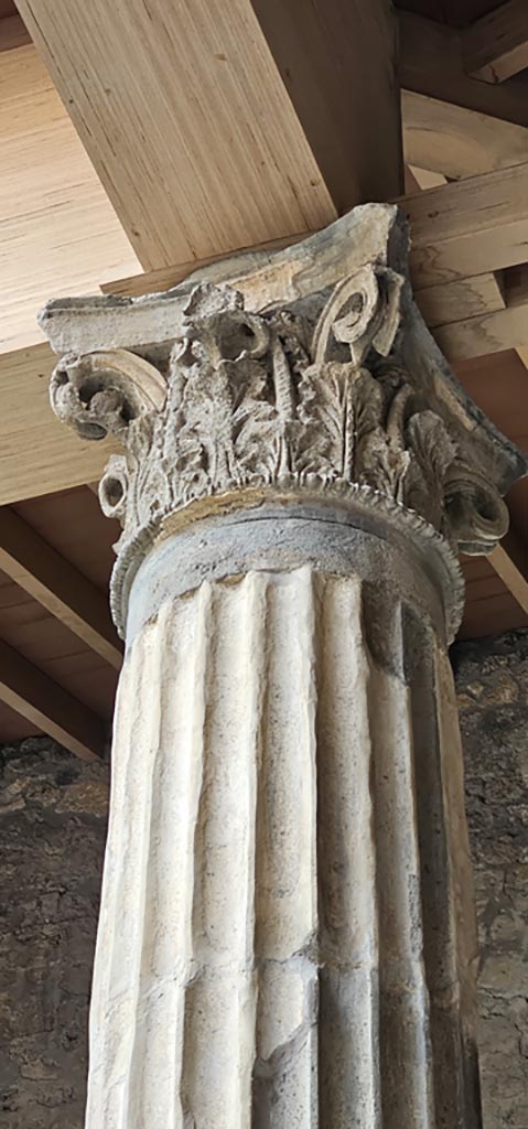 V.2.i Pompeii. December 2023. 
Capital on top of column. Photo courtesy of Miriam Colomer.
