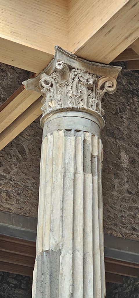 V.2.i Pompeii. December 2023. 
Capital on top of column at side of impluvium in atrium.
Photo courtesy of Miriam Colomer.