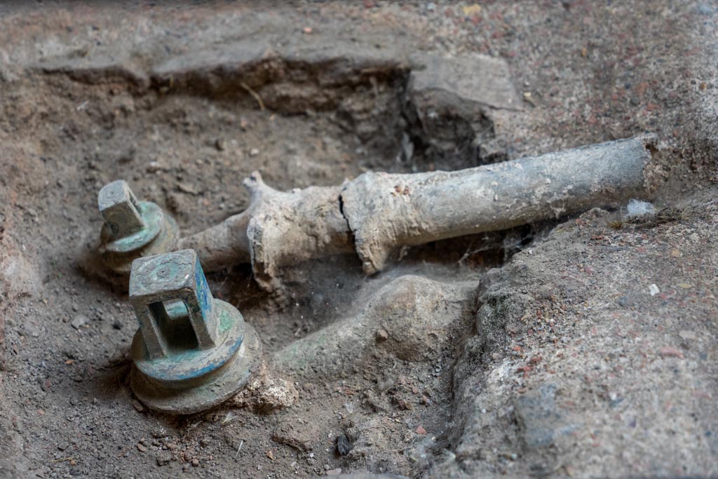V.2.i Pompeii. August 2023. V.2.i Pompeii. August 2023. 
Room 1, south end of impluvium, detail of stop cocks and pipes. Photo courtesy of Johannes Eber.