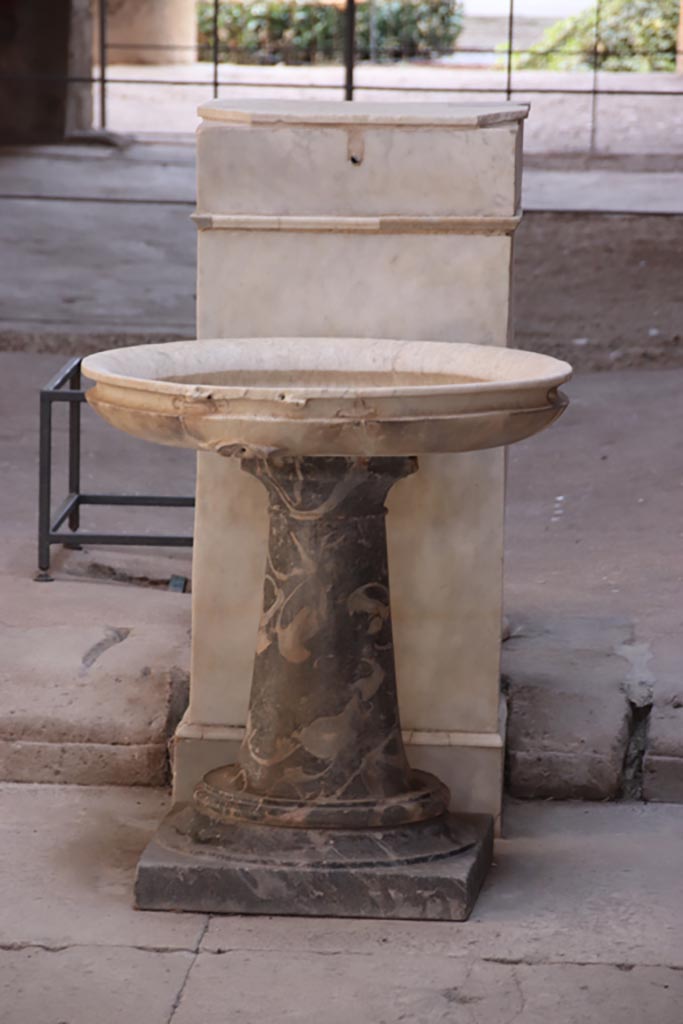 V.2.i Pompeii.  October 2023. 
Room 1, south end of impluvium in atrium, detail of basin on a stand. Photo courtesy of Klaus Heese.