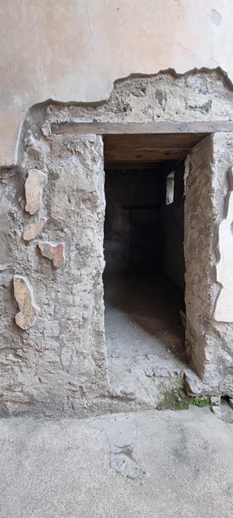 V.2.i Pompeii. December 2023.
Room 2, doorway on west side of entrance corridor/fauces. 
Photo courtesy of Miriam Colomer.