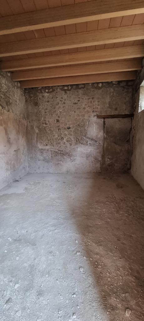 V.2.i Pompeii. December 2023.
Room 2, west wall, with blocked doorway through to house at V.2.h
Photo courtesy of Miriam Colomer.