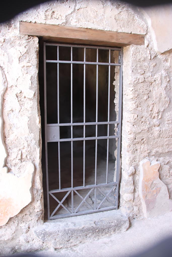 V.2.i Pompeii.  October 2023. 
Doorway to room 3a, on east side of entrance corridor. Photo courtesy of Klaus Heese.