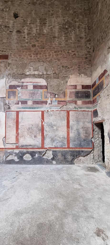 V.2.i Pompeii. December 2023.
Room 1, north wall in north-east corner of atrium. Photo courtesy of Miriam Colomer.