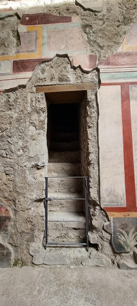 V.2.i Pompeii. December 2023.
Room 1, east side of atrium. Stone staircase between room 3 and room 4.
Photo courtesy of Miriam Colomer.