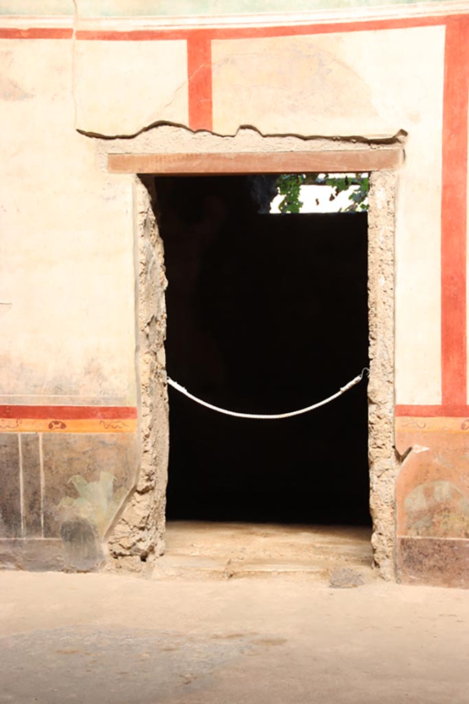 V.2.i Pompeii.  October 2023. 
Doorway to room 4, on east side of atrium. Photo courtesy of Klaus Heese.