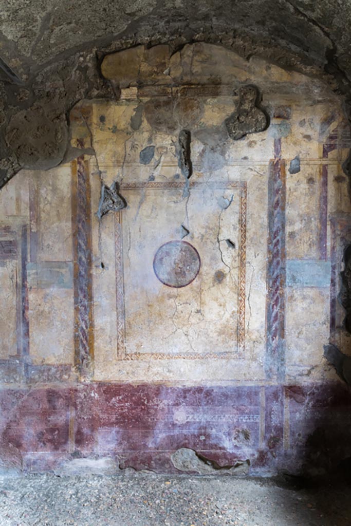 V.2.i Pompeii. March 2023. Room 4, detail from centre of north wall. Photo courtesy of Johannes Eber.