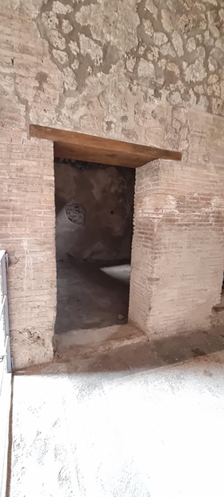 V.2.i Pompeii. December 2023. 
Room 5, north end, doorway in north-west corner. Photo courtesy of Miriam Colomer.
