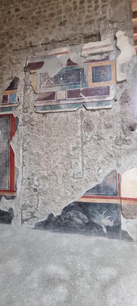 V.2.i Pompeii. December 2023. 
Detail from north wall at west end in atrium. Photo courtesy of Miriam Colomer.