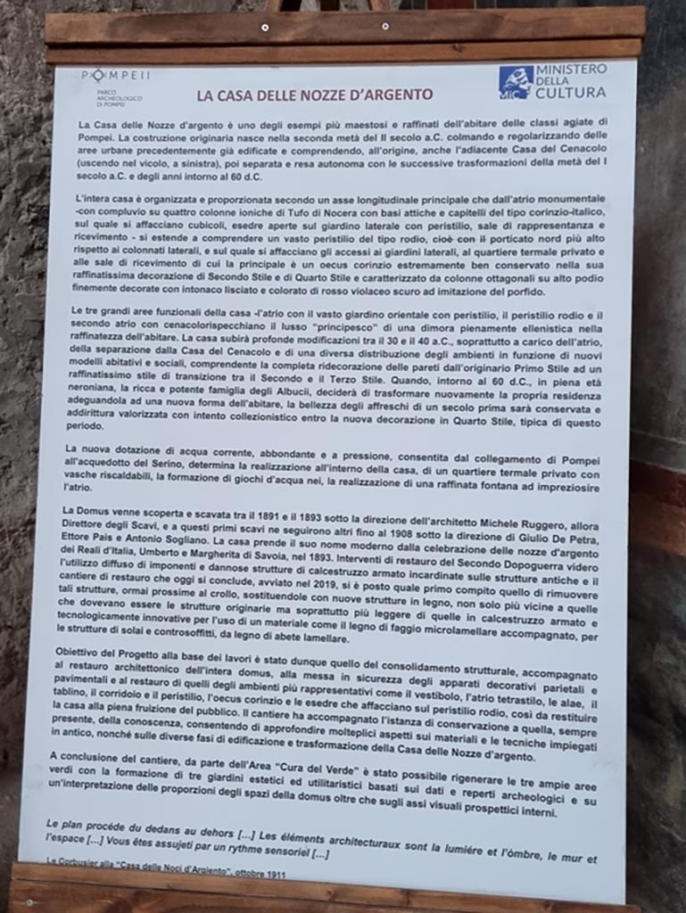 V.2.i Pompeii. December 2023. 
Descriptive card from west side of atrium in north-west corner. Photo courtesy of Miriam Colomer.
