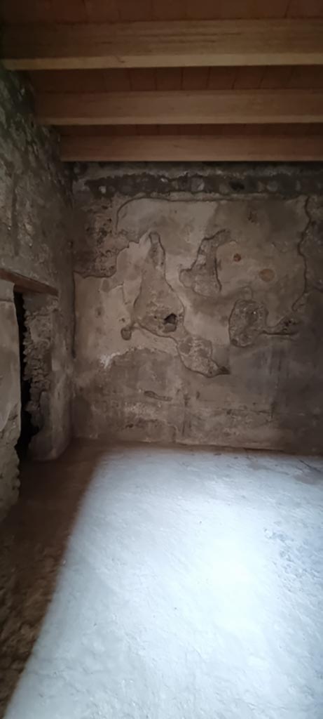 V.2.i Pompeii. December 2023. 
Room 2b, looking west along south wall. Photo courtesy of Miriam Colomer.