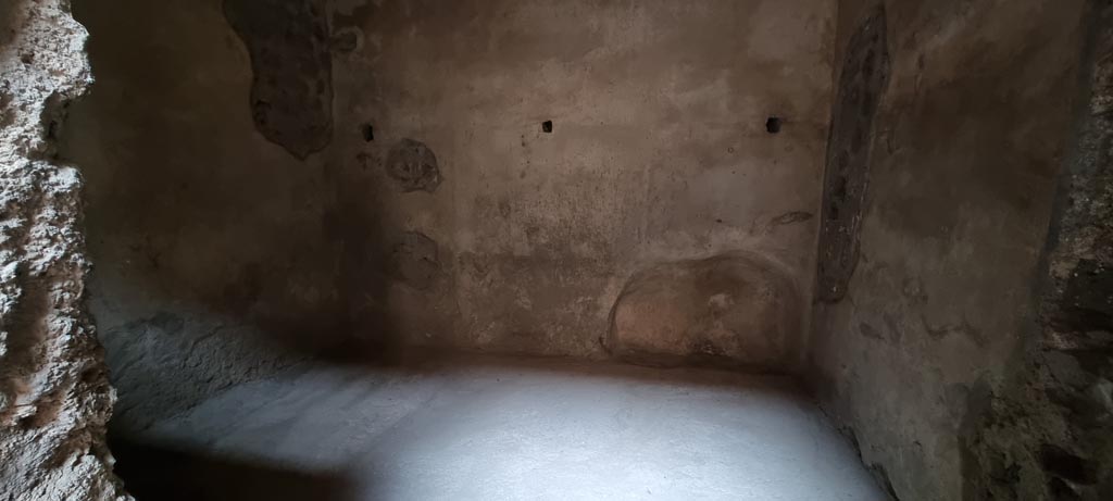 V.2.i Pompeii. December 2023. Room 2c, looking west through doorway and across flooring. Photo courtesy of Miriam Colomer.