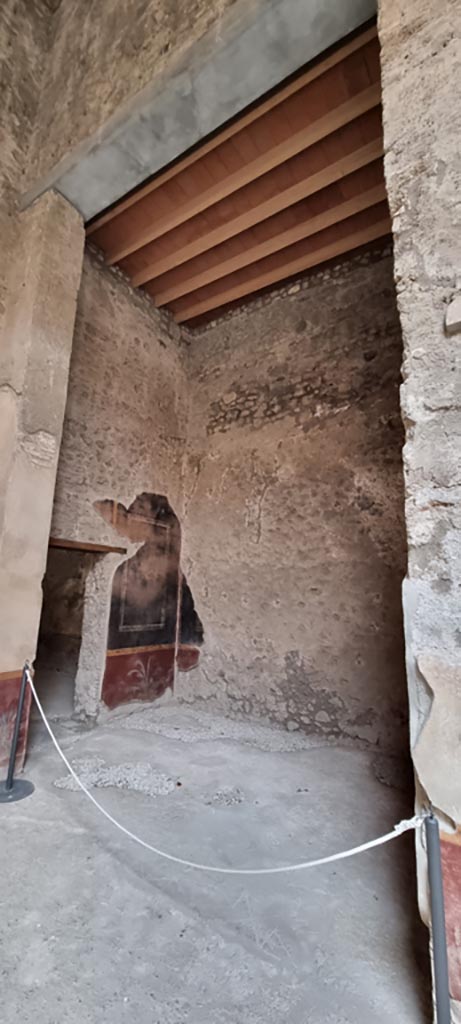 V.2.i Pompeii. December 2023. 
West ala 8, looking south-west. Photo courtesy of Miriam Colomer.