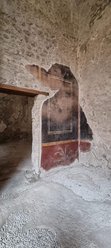 V.2.i Pompeii. December 2023. 
Room 8, south wall with doorway into room 9. Photo courtesy of Miriam Colomer.