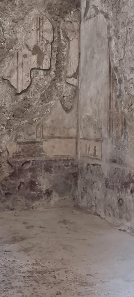 V.2.i Pompeii. December 2023.
Room 9, looking through doorway towards south-west corner. 
Photo courtesy of Miriam Colomer.