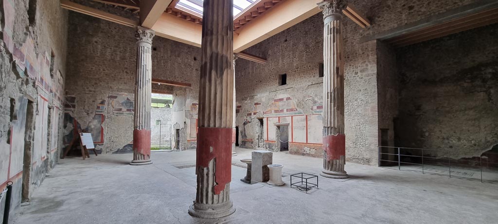 V.2.i Pompeii. December 2023. 
Looking north across atrium from south-west corner near west ala 8. Photo courtesy of Miriam Colomer.