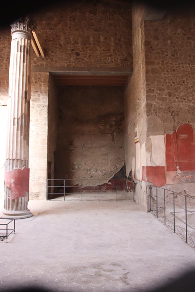 V.2.i Pompeii.  October 2023. 
Room 1, looking east across south side of atrium towards east ala 5, from west ala 8. 
The tablinum is on the right. Photo courtesy of Klaus Heese.