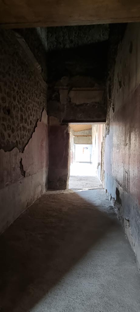 V.2.i Pompeii. December 2023. 
Corridor 10, looking south towards peristyle. Photo courtesy of Miriam Colomer.
