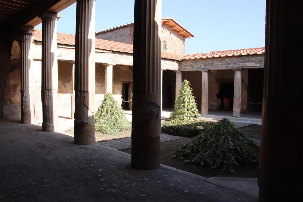 V.2.i Pompeii.  October 2023. 
Looking south-east across peristyle, from north portico at south end of Corridor 10. Photo courtesy of Klaus Heese.