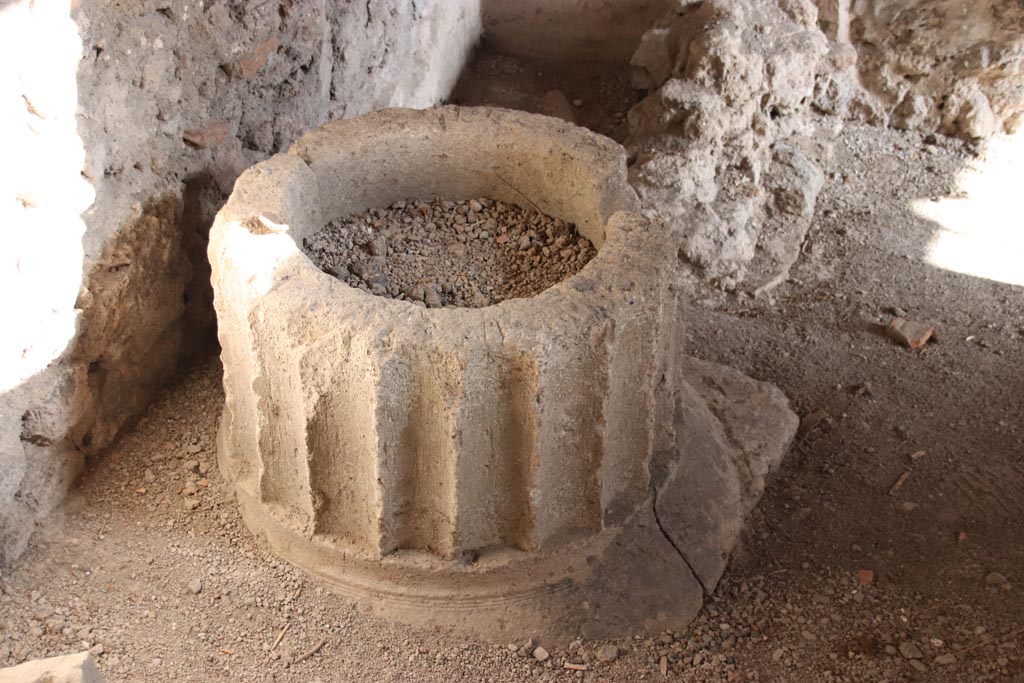 V.2.i Pompeii.  October 2023. Kitchen room 11, detail from near east wall. Photo courtesy of Klaus Heese.