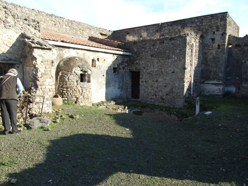 V.2.i Pompeii.  December 2007.  Room 12. Garden area looking south towards baths area with latrine on left.