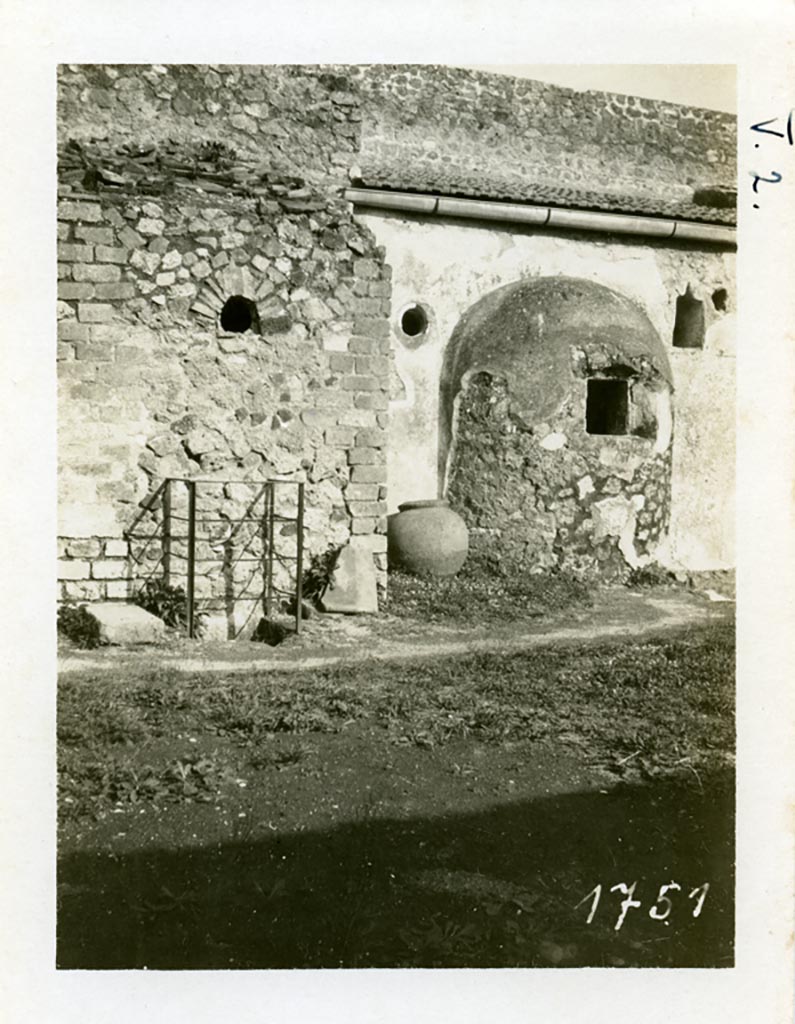 V.2.1 Pompeii, Pre-1937-39. Room 12, garden area, looking towards east wall with outer wall of latrine, on left. 
Photo courtesy of American Academy in Rome, Photographic Archive. Warsher collection no. 1751.