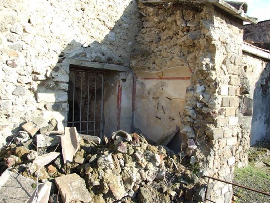V.2.i Pompeii.  December 2007.  Room 13.  Painted latrine.  Collapsed wall viewed from garden with entrance to room 11 (kitchen) at rear of latrine.