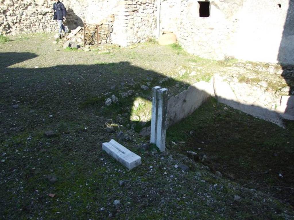 V.2.i Pompeii.  December 2007.  Room 12. Garden area.  Looking north east across pool.  A jet of water used to fall into the pool from the white marble stand.