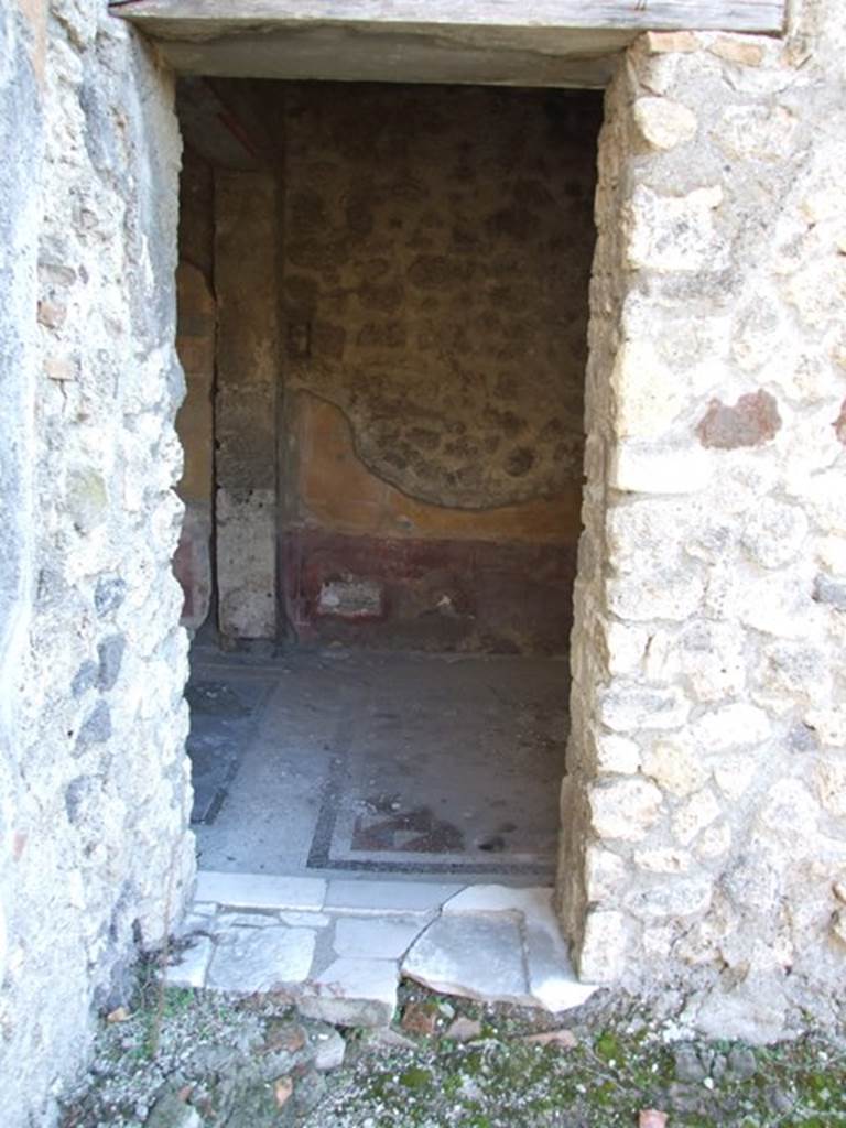 V.2.i Pompeii. December 2007. Looking south from garden area.
Doorway to room 14 apodyterium or dressing room, with grey marble threshold.