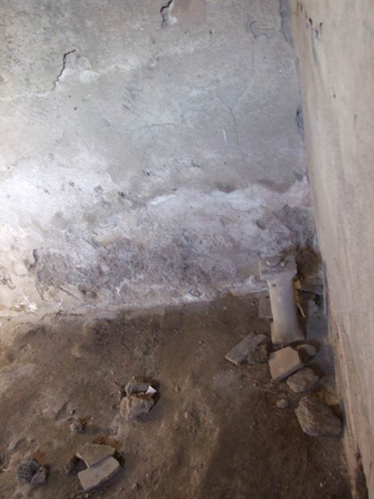 V.2.i Pompeii.  December 2007.  Room 16.  Caldarium. Pillar shows approximate height of heated floor.