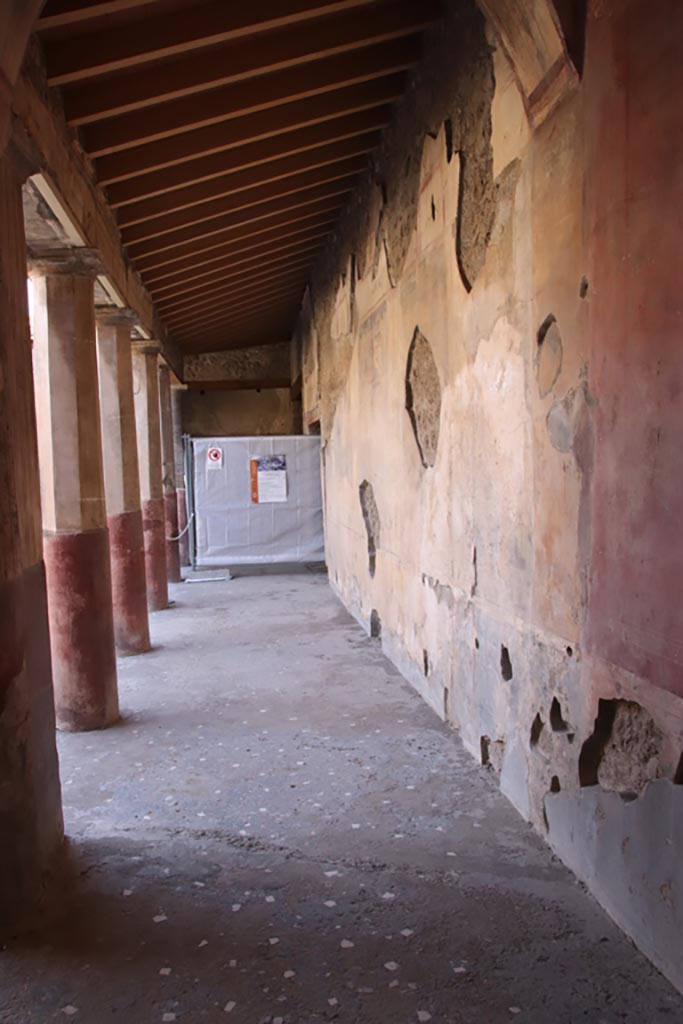 V.2.i Pompeii.  October 2023. 
Looking south along west wall of west portico towards south-west corner and doorway to room 17.  
Photo courtesy of Klaus Heese.