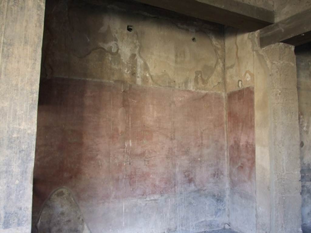 V.2.i Pompeii.  December 2007.  Small passage leading directly from Room 17 to Room 18, on south west corner of peristyle.