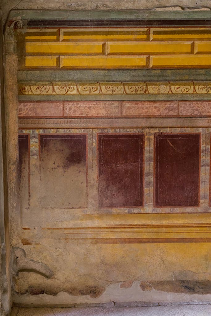 V.2.i Pompeii. March 2023. Room 18, detail of east wall at north end. Photo courtesy of Johannes Eber.