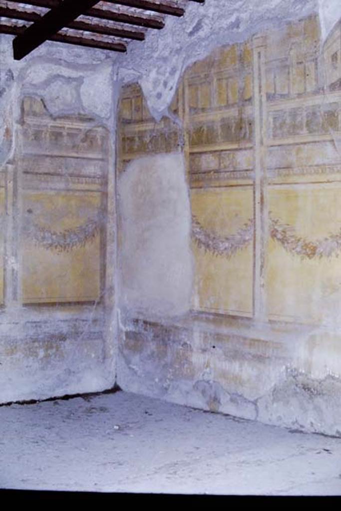 V.2.i Pompeii. 1968. 
Room 19, south-west corner and west wall of exedra. Photo by Stanley A. Jashemski.
Source: The Wilhelmina and Stanley A. Jashemski archive in the University of Maryland Library, Special Collections (See collection page) and made available under the Creative Commons Attribution-Non-Commercial License v.4. See Licence and use details.
J68f0773