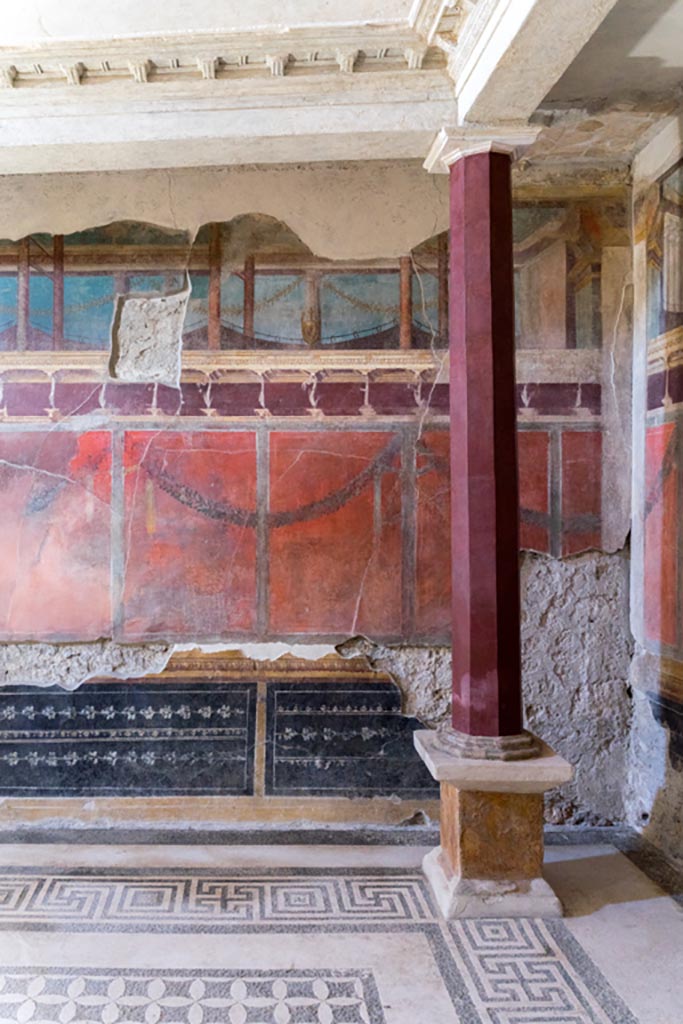 V.2.i Pompeii. March 2023. 
Room 21, Corinthian oecus, north wall at east end. Photo courtesy of Johannes Eber.
