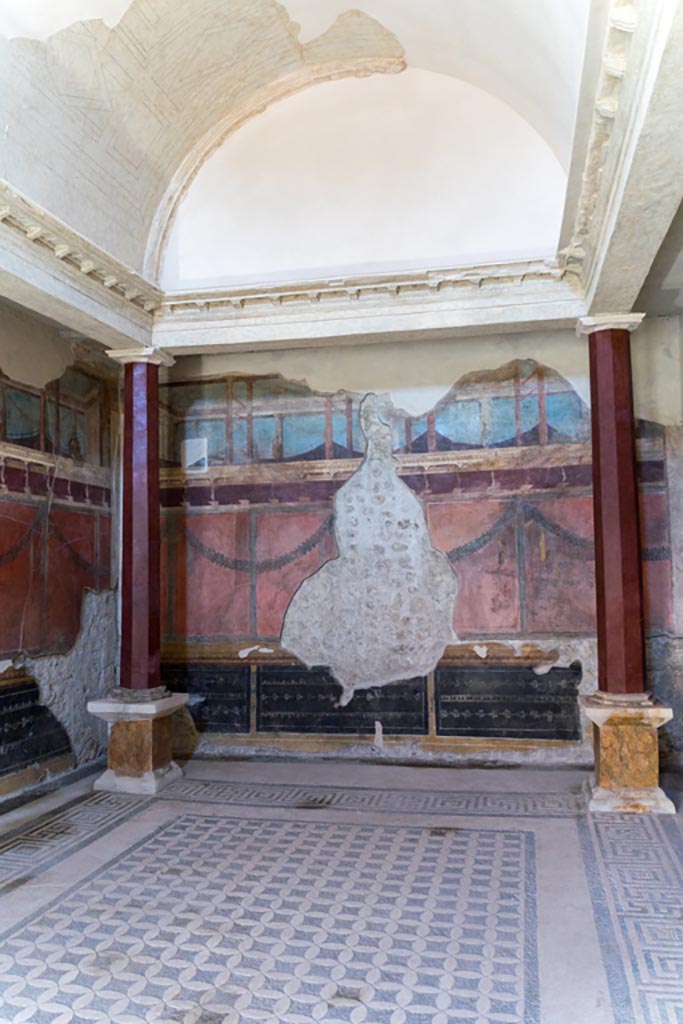 V.2.i Pompeii. March 2023. 
Room 21, Corinthian oecus, east wall. Photo courtesy of Johannes Eber.