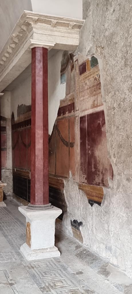 V.2.i Pompeii. December 2023. 
Oecus 21, looking east along south wall. Photo courtesy of Miriam Colomer.