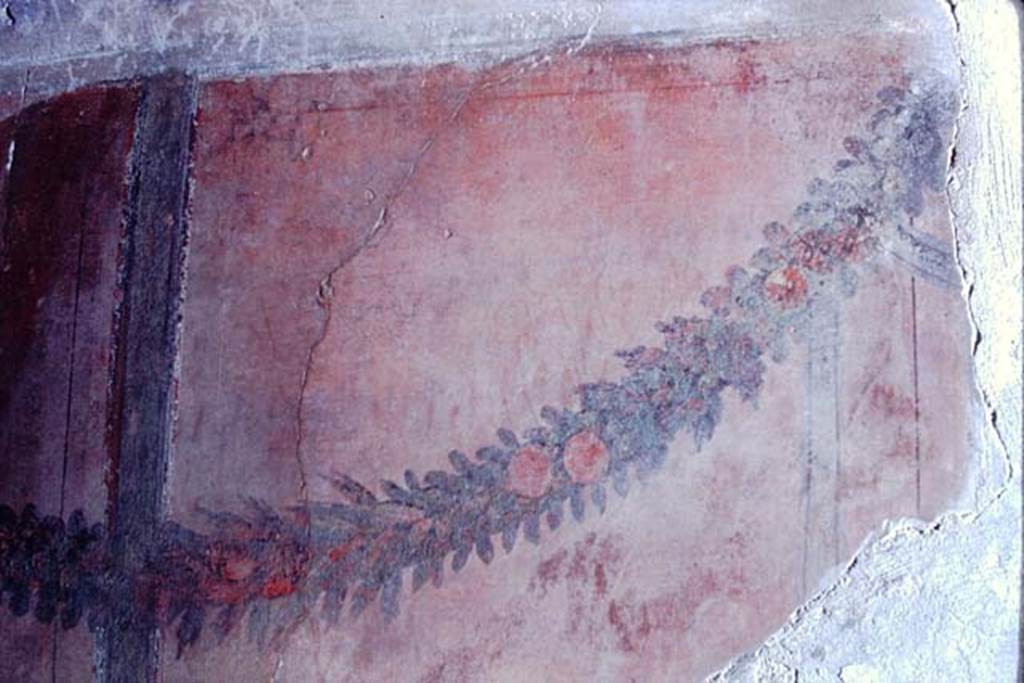 V.2.i Pompeii. 1968. Room 21, east wall, painted garland.  Photo by Stanley A. Jashemski.
Source: The Wilhelmina and Stanley A. Jashemski archive in the University of Maryland Library, Special Collections (See collection page) and made available under the Creative Commons Attribution-Non-Commercial License v.4. See Licence and use details.
J68f0768