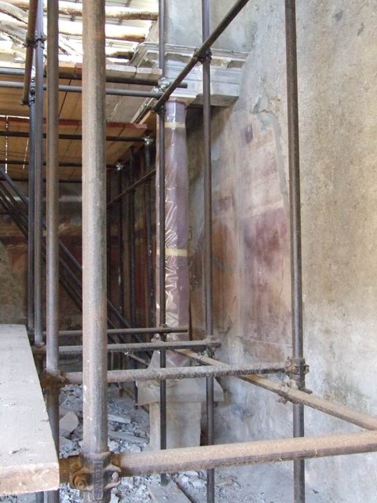 V.2.i Pompeii.  Room 21.  Corinthian Oecus.  One of four faceted columns supporting the barrel vaulted ceiling.  Under restoration in December 2007.