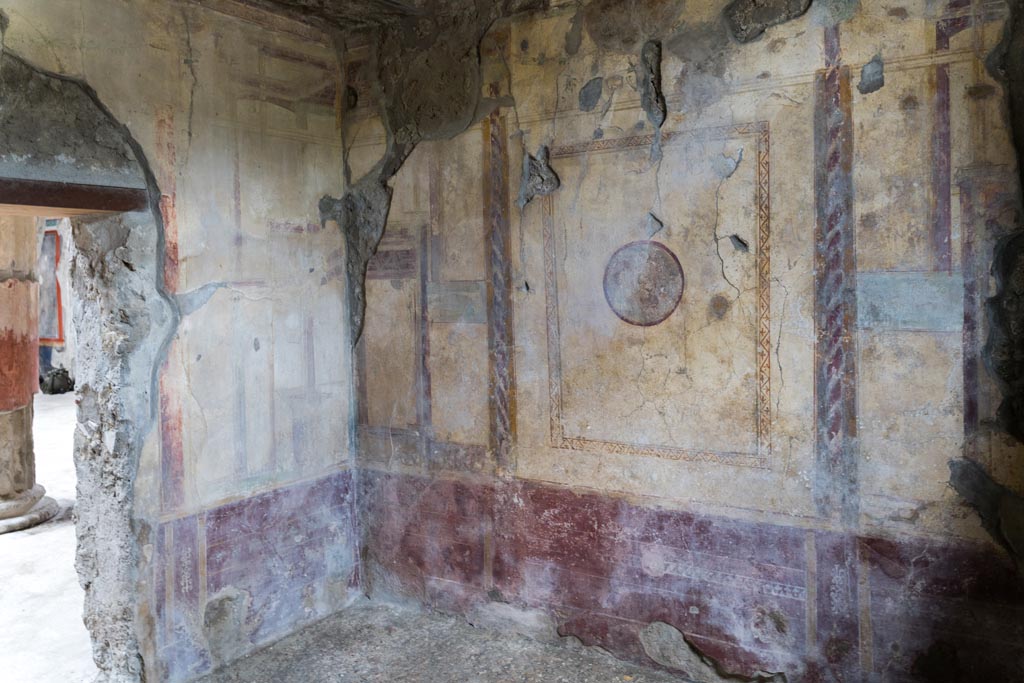 V.2.i Pompeii. March 2023. Room 4, north-west corner and north wall. Photo courtesy of Johannes Eber.