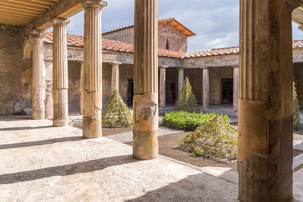 V.2.i Pompeii. March 2023. Peristyle, looking south-east from north-west corner. Photo courtesy of Johannes Eber.